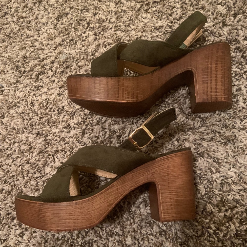 Platform sandals super comfy and lightweight